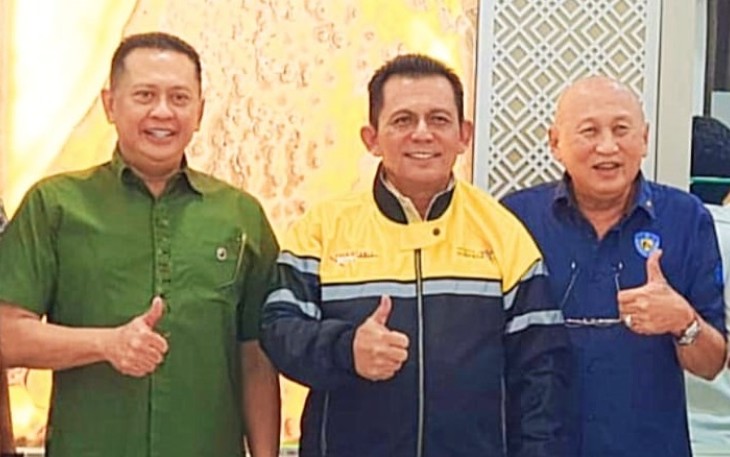 Gubernur Kepulauan Riau H. Ansar Ahmad (tengah) saat bertemu dengan Ketua MPR RI sekaligus Ketua Ikatan Motor Indonesia (IMI) Bambang Soesatyo (kiri) di Jakarta, Sabtu (18/06/2022).