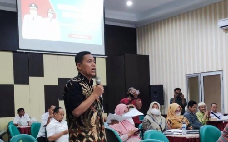 Juru bicara LSM PKN Seno Margo Utomo saat menghadiri Forum Group Discussion CSR perusahaan di Blora di Bappeda.