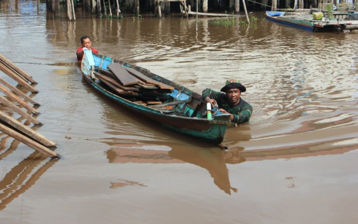 Tim Satgas TMMD saat Angkut Material Gunakan Perahu Kelotok