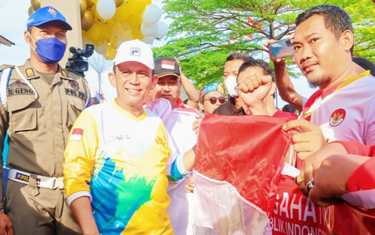 Ansar saat Bagikan Bendera merah puti pada warga