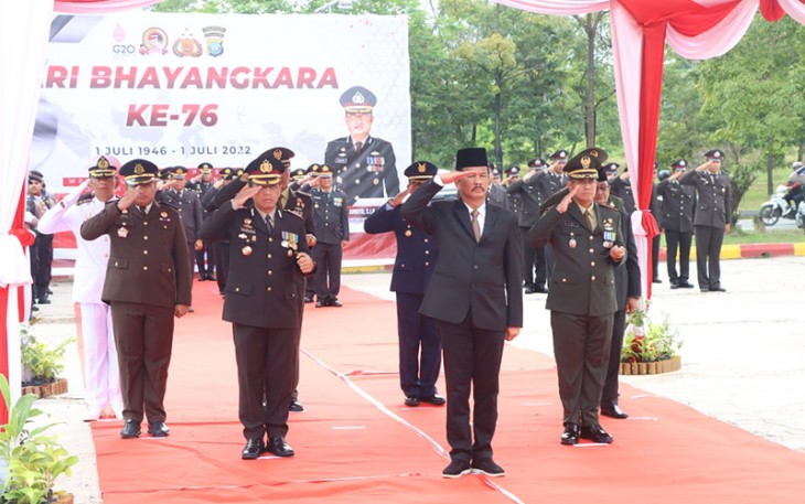 Forkopimda Kota Batam saat Laksanakan Upacara Hari Bhayangkara ke-76 Secara Virtual di Lapangan Apel Polresta Barelang 