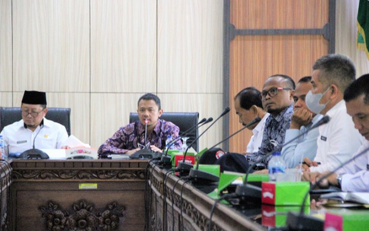 Facriza Razie saat pimpin Rapat Pembahasan Penerapan Aplikasi MyPertamina bagi pengguna BBM bersubsidi di Provinsi Bengkulu, di Ruang Rapat Lantai III Kantor Gubernur Bengkulu, Selasa (13/7).