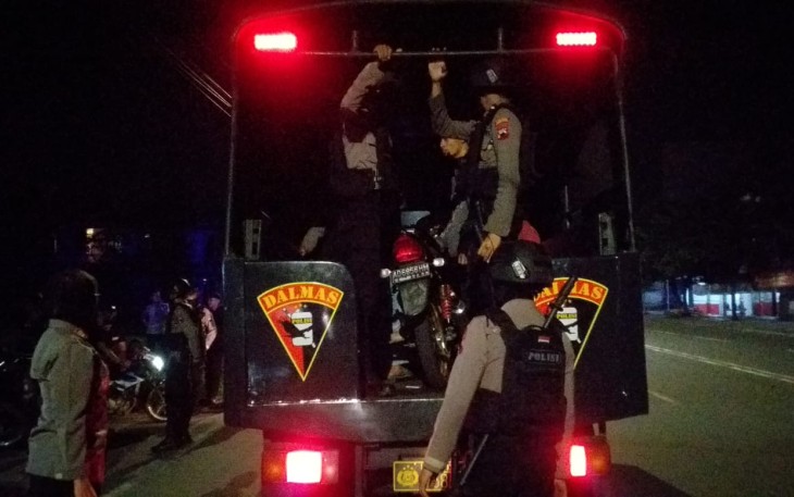 Salah satu sepeda motor milik pelaku balap liar saat hendak dibawa polisi ke kantor Satlantas Polres Karanganyar menggunakan truk Dalmas Samapta, Minggu (2/10/2022).