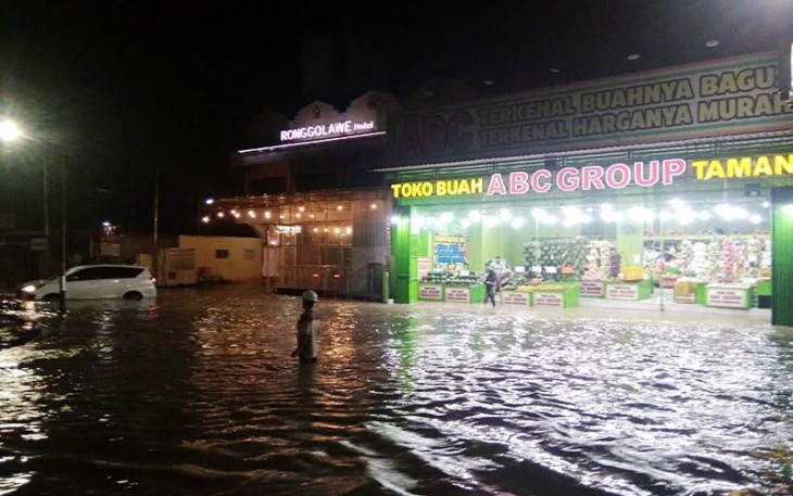 Ruas Jalan RSU dan Ronggolawe Cepu terendam banjir setinggi satu meter.