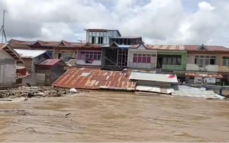 Banjir saat terjang pemukiman warga
