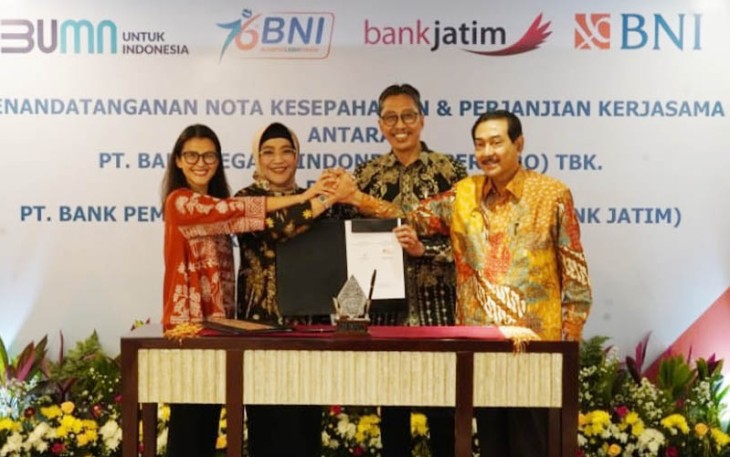 Foto bersama usai Penandatanganan MoU dan PKS guna meningkatkan penggunaan layanan perbankan secara digital. 