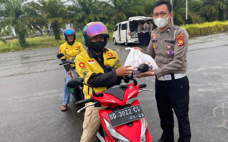 Personel Ditlantas Polda Bengkulu saat Bagi Paket Bantuan ke Pengemudi Ojol 