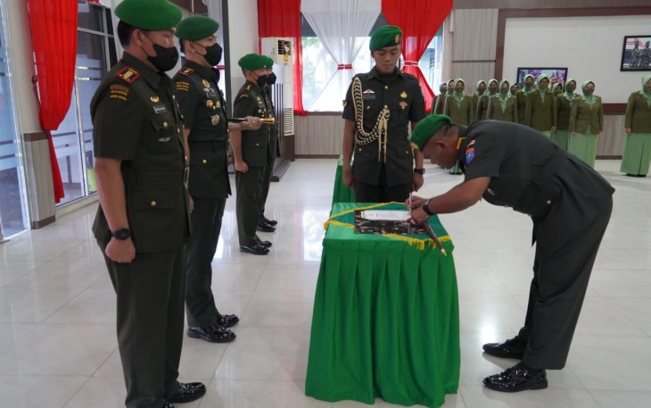 Pergantian pucuk pimpinan pada satuan tersebut ditandai dengan serah terima jabatan di Korem 102 Panju Panjung, Sabtu 23 April 2022.