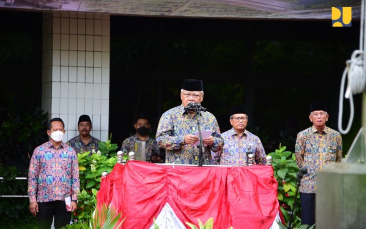 Upacara Peringatan Hari Bakti Pekerjaan Umum ke-77 dengan tema, “77 Tahun Bakti PUPR Sigap Membangun Negeri” di Lapangan Sapta Taruna, Kementerian PUPR, Sabtu (3/12).