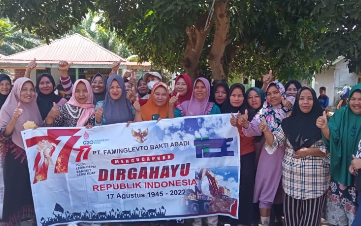 Foto bersama warga Desa Pasar Seluma 