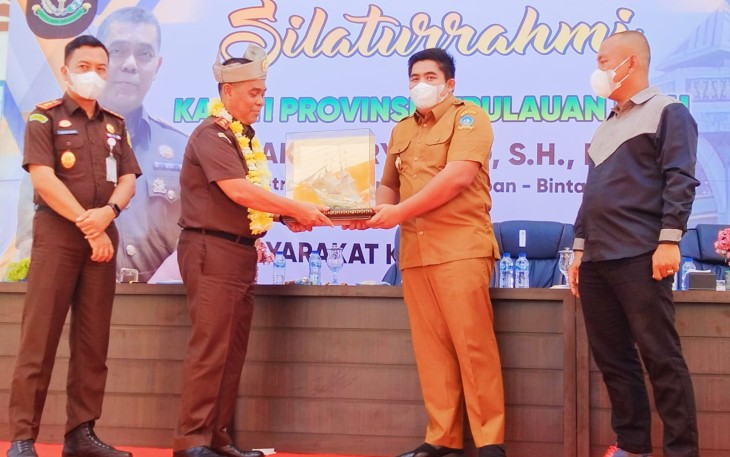 Temu Ramah Kepala Kejaksaan Tinggi Kepri Gerry Yasid, SH, MH di Halaman Gedung Nasional Tanjung Uban, Selasa (29/03).