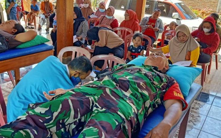 Anggota Koramil Kare saat Ikuti Donor Darah