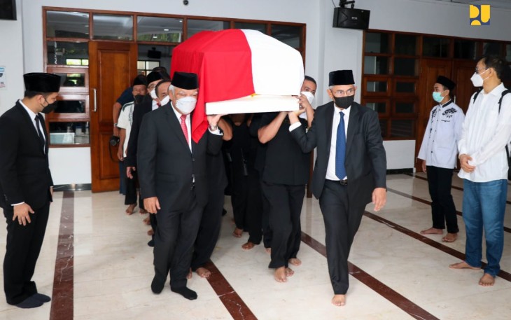 Menteri Basuki saat Hantarkan Almarhum Hermanto Dardak ke TMP Kalibata