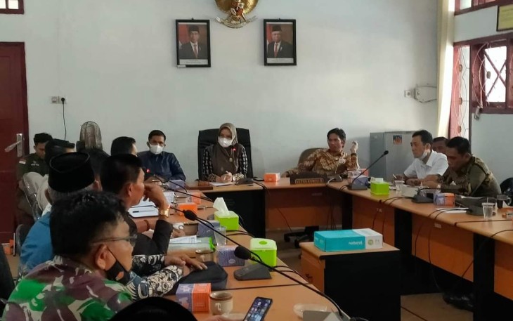 Ketua DPRD Kaur ibu Diana Tulaini saat memimpin rapat
