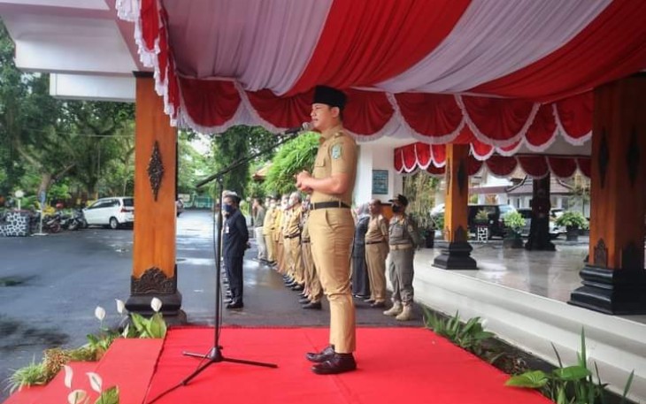 Bupati Trenggalek, Mochamad Nur Arifin, saat melepas Pataka Jer Basuki Mawa Beya, lambang Provinsi Jawa Timur ke Kabupaten Pacitan, Senin (26/09/2022).