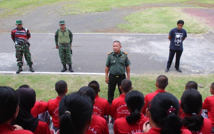Pasiops Kodim 1310/Bitung saat memberikan motivasi kepada peserta paskibraka kota Bitung