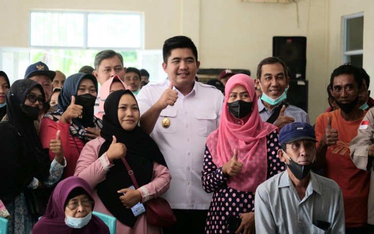 Plt Bupati Bintan, Roby Kurniawan (tengah) usai membuka kegiatan sosialisasi Program Bantuan Swadaya Rumah Tidak Layak Huni ( BS-RTLH) di Aula Kantor Camat Bintan Timur, Rabu (29/6) pagi.  