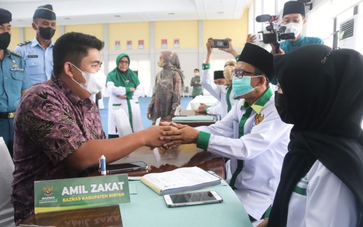 Plt Bupati Bintan Roby Kurniawan saat membayar Zakat ke petugas Baznas Kabupaten Bintan. (2000 pixel).