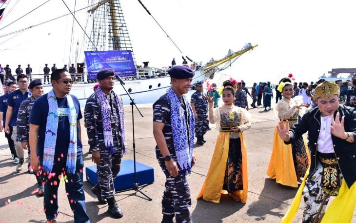 Kadispenal Laksamana Pertama Julius Widjojono saat tiba di etape pertama ekspedisi, Cirebon, Jawa Barat, Jumat (23/09) lalu.