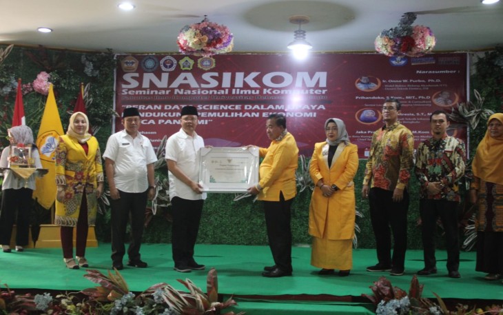Gubernur Rohidin saat memberikan sambutan pada Seminar Nasional Ilmu Komputer (SNASIKOM) Fakultas Ilmu Komputer Universitas Dehasen (UNIVED) Bengkulu, di aula Kampus I UNIVED Bengkulu, Rabu (10/08).