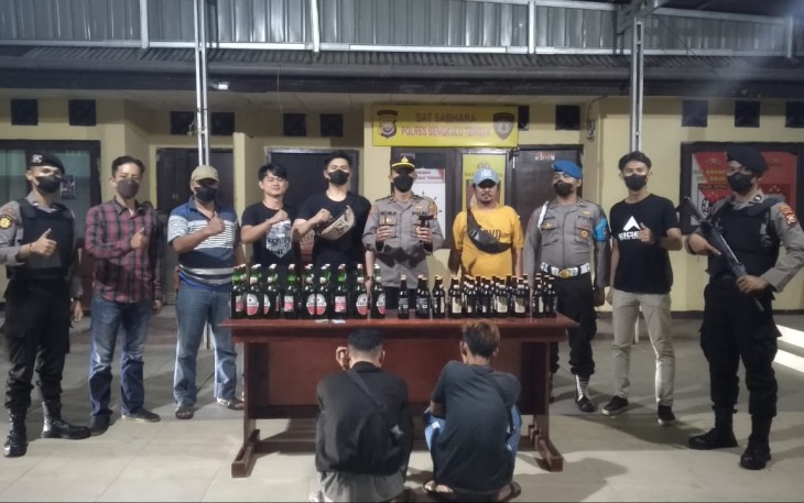 Polisi saat Amankan 2 Pemuda Bawa Sajam dan Sita Puluhan Miras Warem di Liku Sembilan