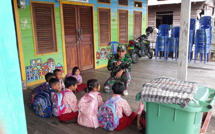 Koptu Agung saat Ceritakan Sejarah Islam Pada Anak-Anak di Lokasi TMMD ke-115 