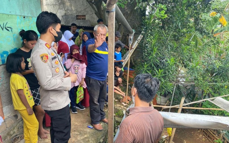 Anggota Polsek Cibinong saat Cek TKP Penemuan Mayat Bayi Mengambang di Kali Poncol