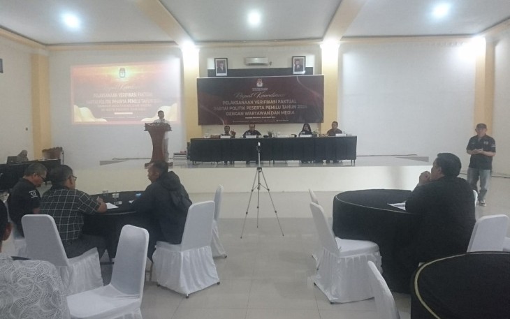 Suasana Rakor pelaksanaan verifikasi faktual parpol peserta pemilu 2024 dengan Wartawan di Aula Mifan Waterpark Padang Panjang.
