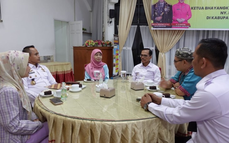 Terlihat keakraban, Bupati Limapuluh Kota, Ketua BKMT dan Kalapas Kelas III Suliki dalam mensuport Lapas berbasis pondok pesantren.