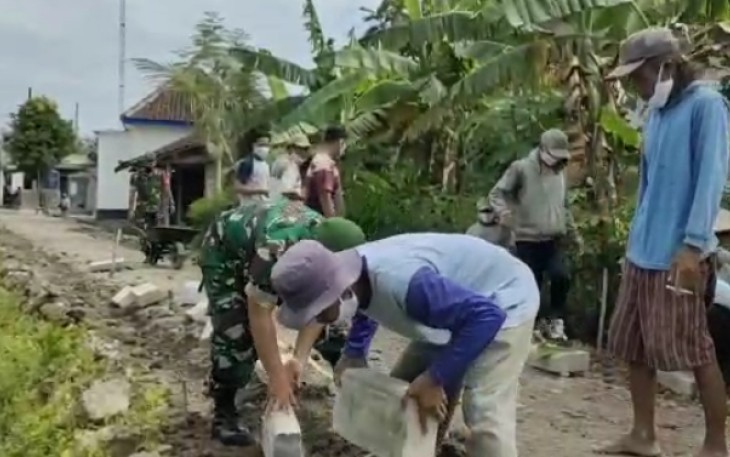 Babinsa Koramil 0805/12 Mantingan Bersama Masyarakat saat Kerja Bakti  Pavingisasi Jalan
