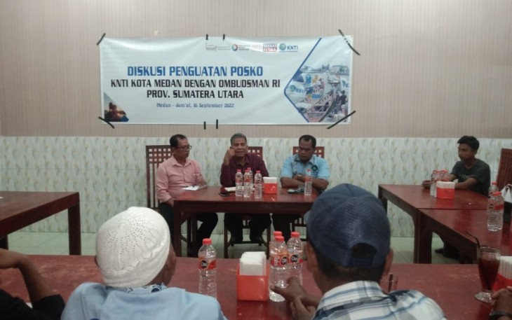 Ombudsman RI Perwakilan Sumut dengan para nelayan yang tergabung dalam Kesatuan Nelayan Tradisional Indonesia (KNTI) Kota Medan yang diinisiasi oleh Fitra dan Perkumpulan Inspiratif di RM Permata Nusantara di Belawan, Jumat (16/9/2022).