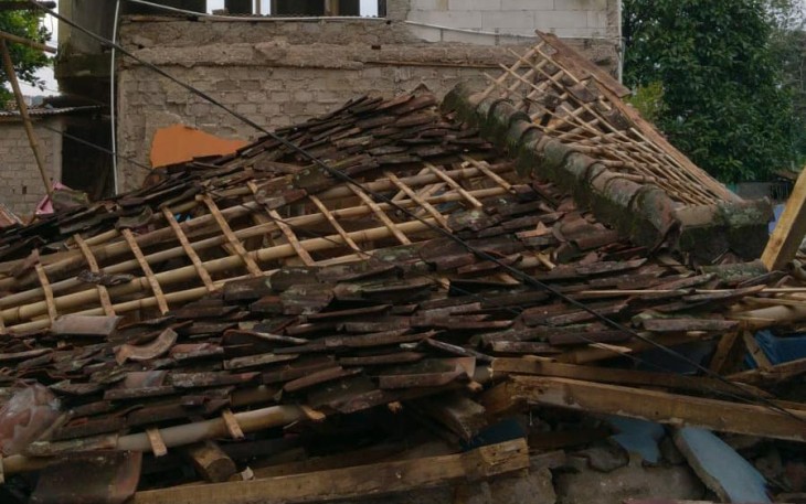 Kondisi rumah salah satu keluarga relawan yang merupakan penyintas gempa.