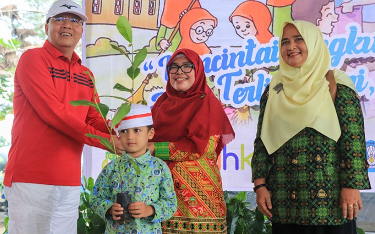 Gubernur Bengkulu Rohidin Mersyah saat hadiri  lomba mewarnai bagi anak-anak dan penanaman pohon bersama, Sabtu (27/8/2022) di Pantai Panjang Bengkulu.