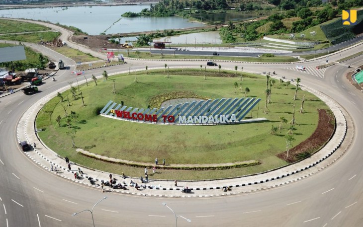 Bundaran menuju sirkuit MotoGP Mandalika