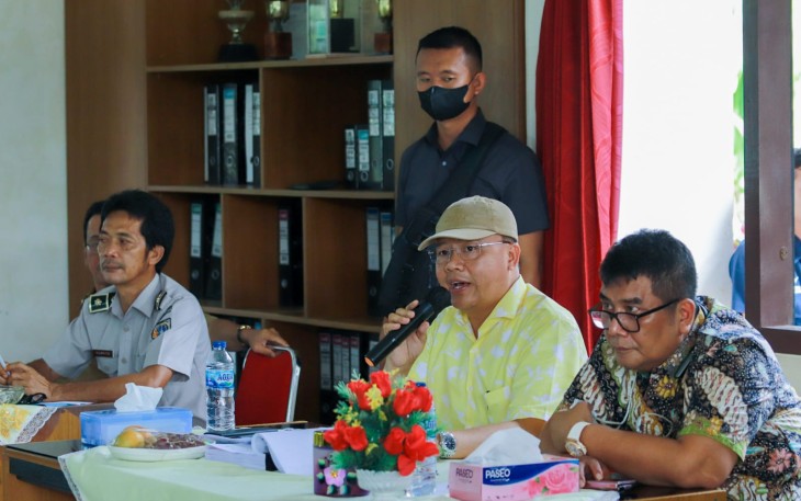 Gubernur Rohidin saat pimpin mediasi penyelesaian konflik PT. Pamor Ganda, di Ruang Rapat PT. Pamor Ganda, Selasa (26/07).
