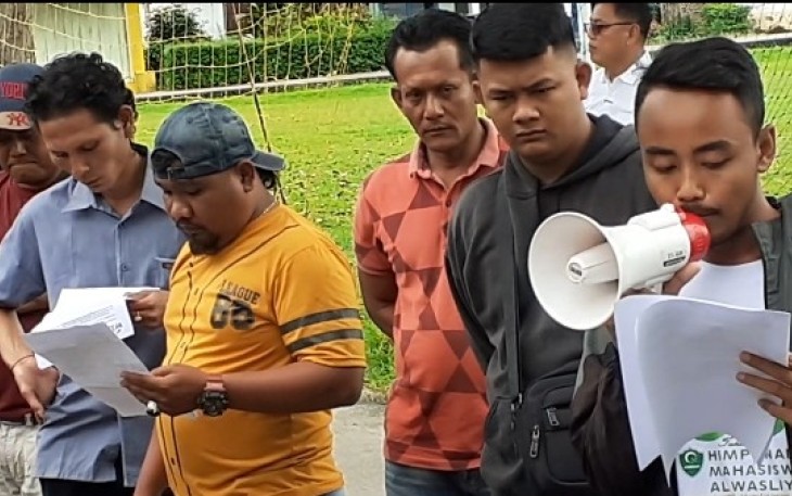 Pemuda yang tergabung di Komite Pemerhati Penyelenggara Pemilu (KP3) unjuk rasa didepan kantor KPU Kabupaten Batu Bara