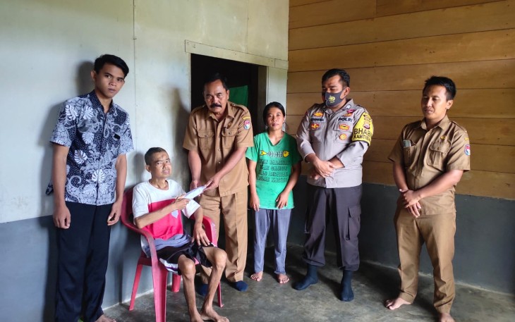 Pilar Desa dan Karang Taruna saat berikan bantuan