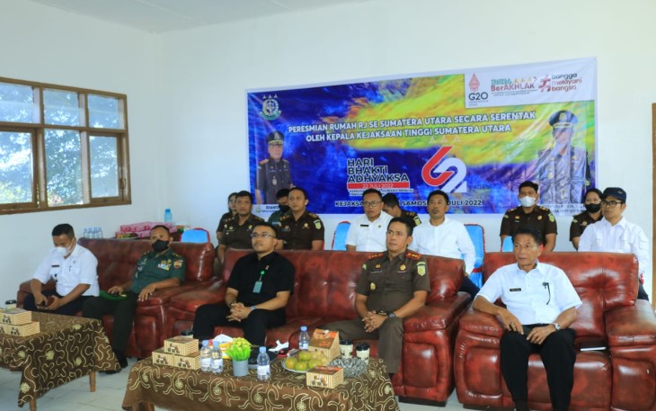 Peresmian rumah Perdamaian dihadiri Bupati Samosir yang di wakili Asisten Pemerintahan dan Kesejahteraan Rakyat Tunggul Sinaga, didampingi Plt. Kadis Kominfo Ricky Rumapea, Kabag Hukum, Lamhot Nainggolan dan Forkopimda Kabupaten Samosir. 