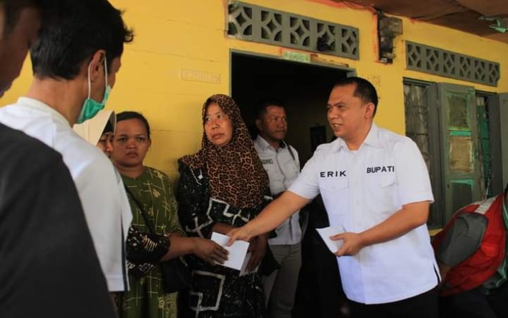 Bupati Labuhanbatu saat menyambangi para korban kebakaran, di Jalan Sirandorung, Kecamatan Rantau Utara. Rabu (14/09/2022).