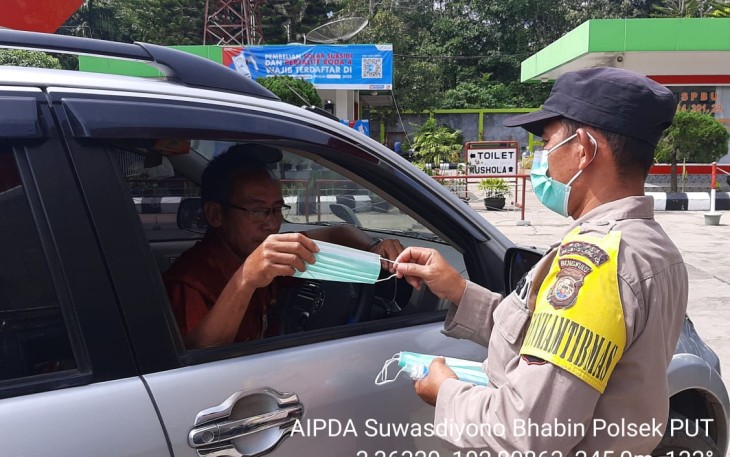 Bhabinkamtibmas Polsek PUT saat Bagikan Masker