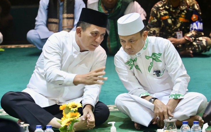 Gubernur Kepulauan Riau H. Ansar Ahmad saat bersama Ustadz Das'ad Latif