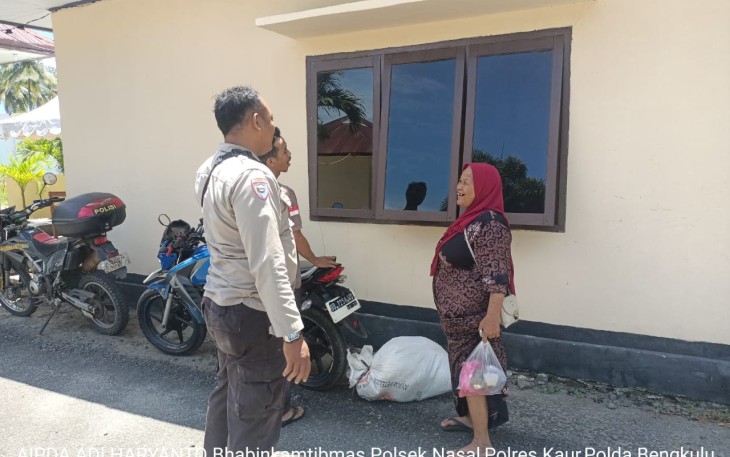 Bhabinkamtibmas saat menemukan nenek asal Lampung mencari keluarganya