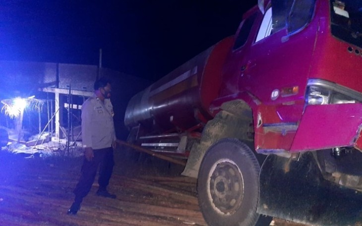 pasca kejadian mobil tanki CPO terperosok