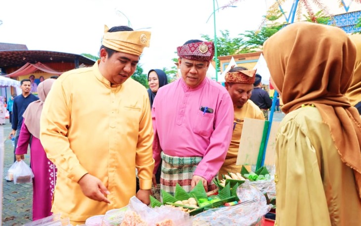 Bupati Bintan saat tinjau Bazar Temu Karya Desa