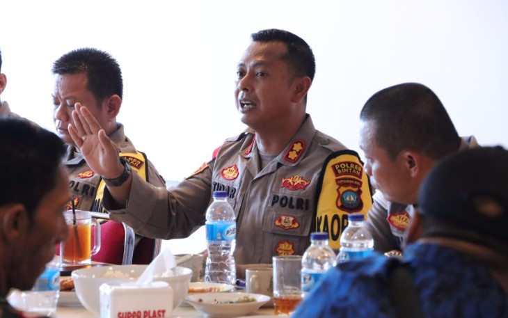 Kapolres Bintan bersama dengan pejabat utama Polres Bintan saat bersilaturrahmi dengan pengurus Forum Komunikasi Lintas OKP dan Ormas Bintan yang dilaksanakan pada Jumat (23/12/2022).