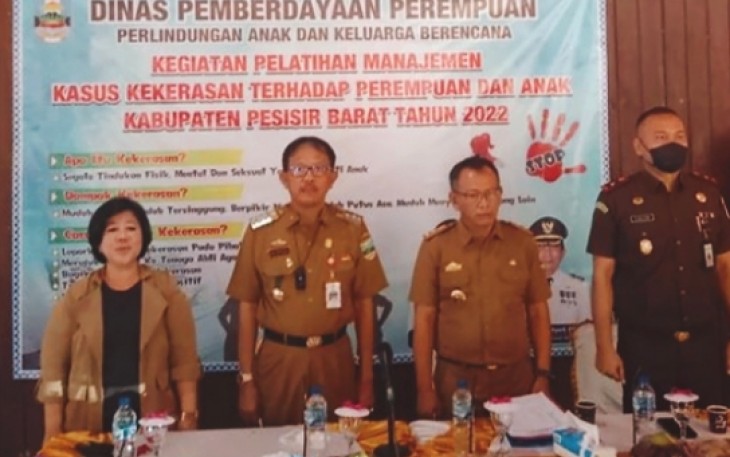Pemkab Pesibar saat Gelar Pelatihan Manajemen Kasus Kekerasan Perempuan dan Anak