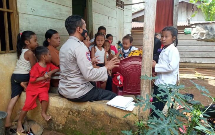 Bripka Agung saat sambangi warga
