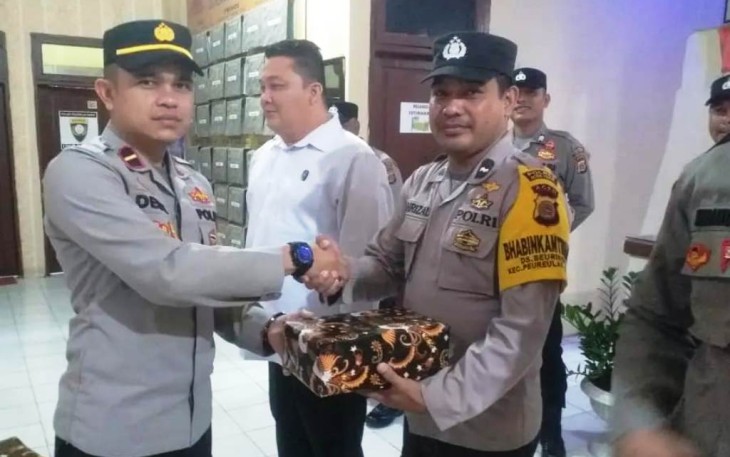 Kapolsek Peureulak Barat Polres Aceh Timur saat Beri Reward Anggota berprestasi