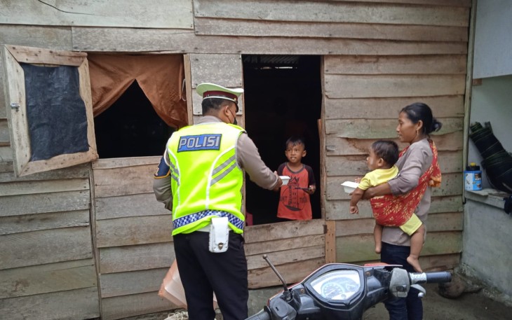 Personel Polres Benteng saat Baksos Barbagi Nasi Kotak Ringankan Korban Banjir