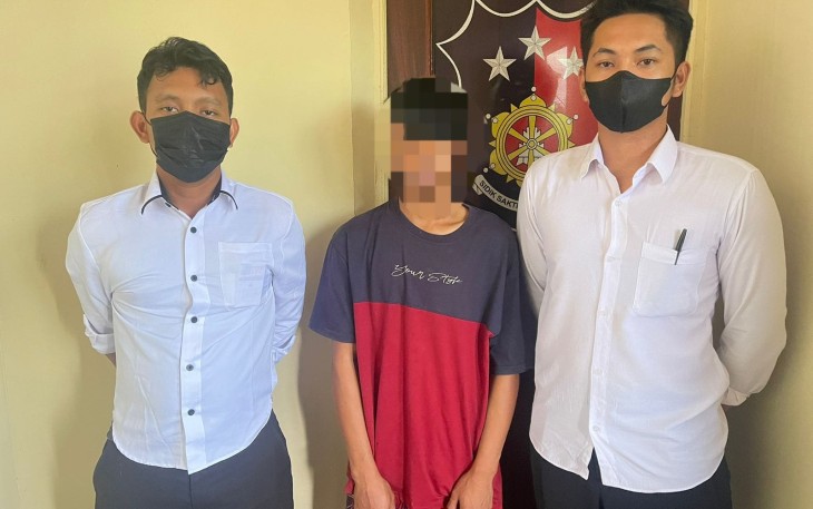 Tersangka (tengah) saat diamankan